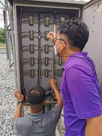 ทีมงาน CNEXT ตรวจสอบวงจรควบคุมที่สถานีไฟฟ้าย่อย PEA PKE